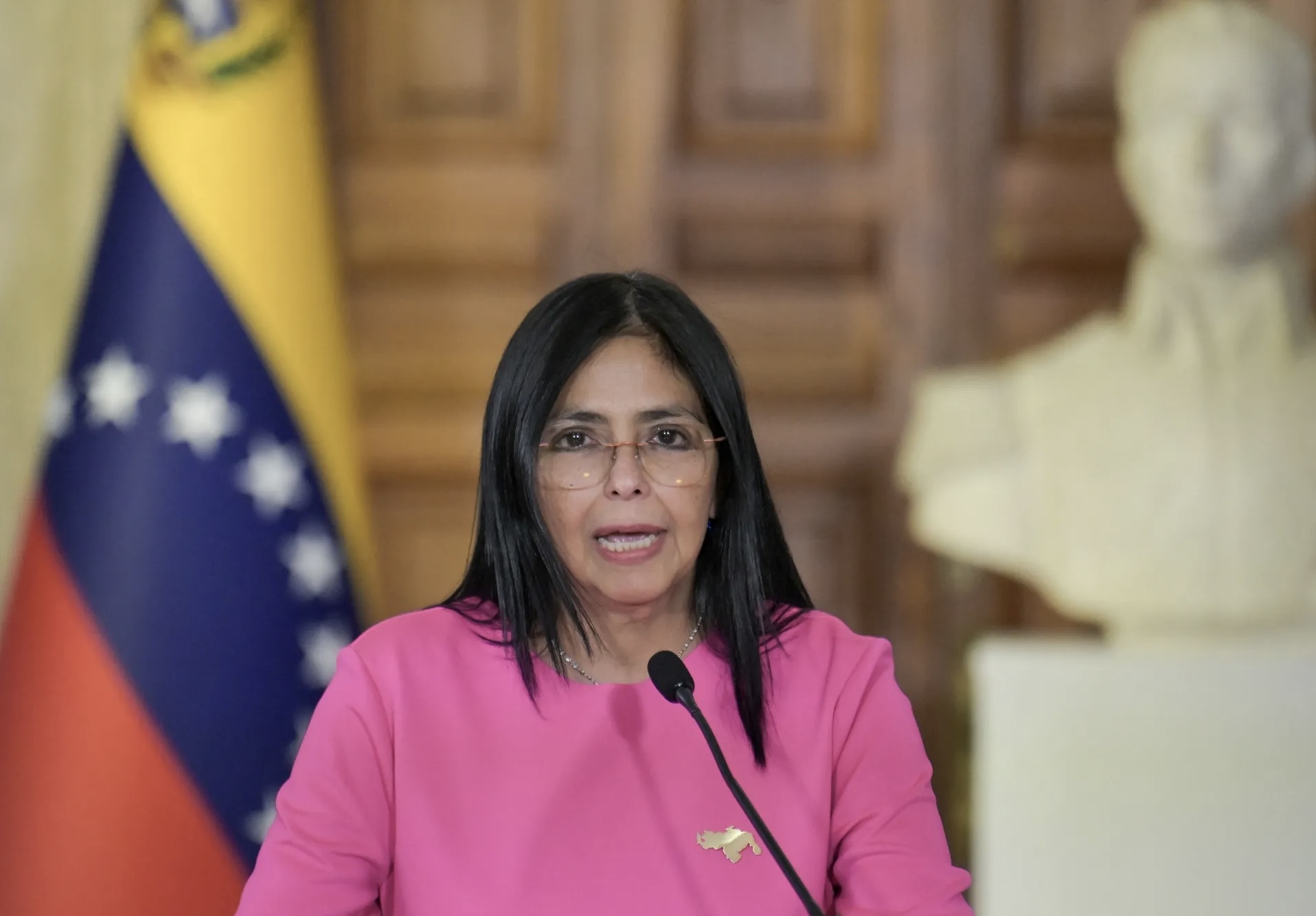 ট্রাম্পের হুমকিতে নতজানু ডেলসি, আমেরিকার কাছে সহযোগিতার আহ্বান ভেনেজুয়েলার