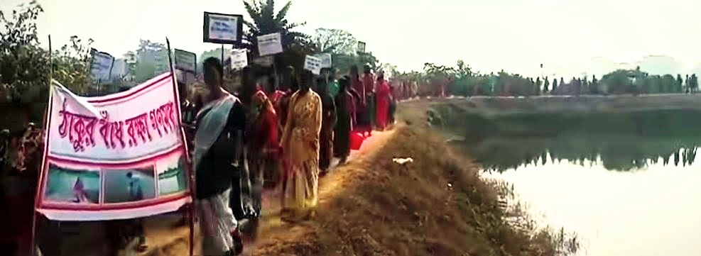 পুকুরের পাড় ঘেঁষে অত্যাধুনিক ইট তৈরির কারখানা , নিজেদের গ্রামে দূষণ রোধে আপ্রাণ চেষ্টা এলাকাবাসীর