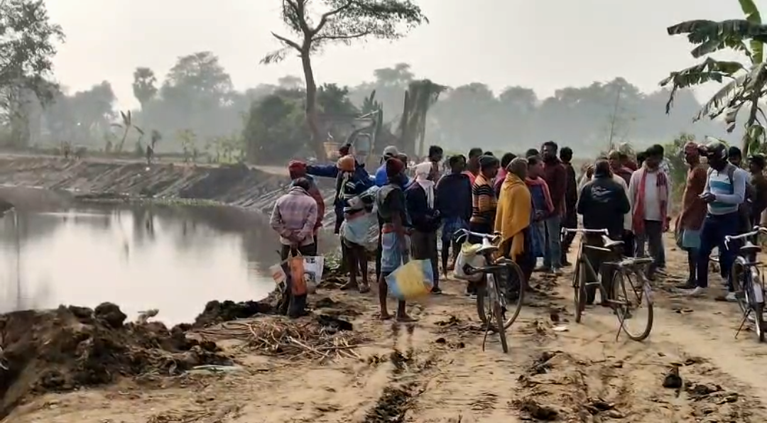 খাল সংস্কার ঘিরে দেদার গাছ কাটার অভিযোগ , সরকারি মাটি পাচারের বিরুদ্ধে বিক্ষোভ কৃষকদের