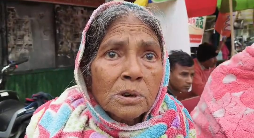 হাঁটতেও অক্ষম , নির্দেশ অমান্য করে SIR শুনানিতে হাজির ৭০ ঊর্ধ্ব বৃদ্ধা