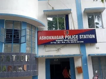 রাতের অন্ধকারে মহিলার শ্লীলতাহানির অভিযোগ , প্রভাবশালী অভিযুক্তদের গ্রেফতারও করলো না পুলিশ