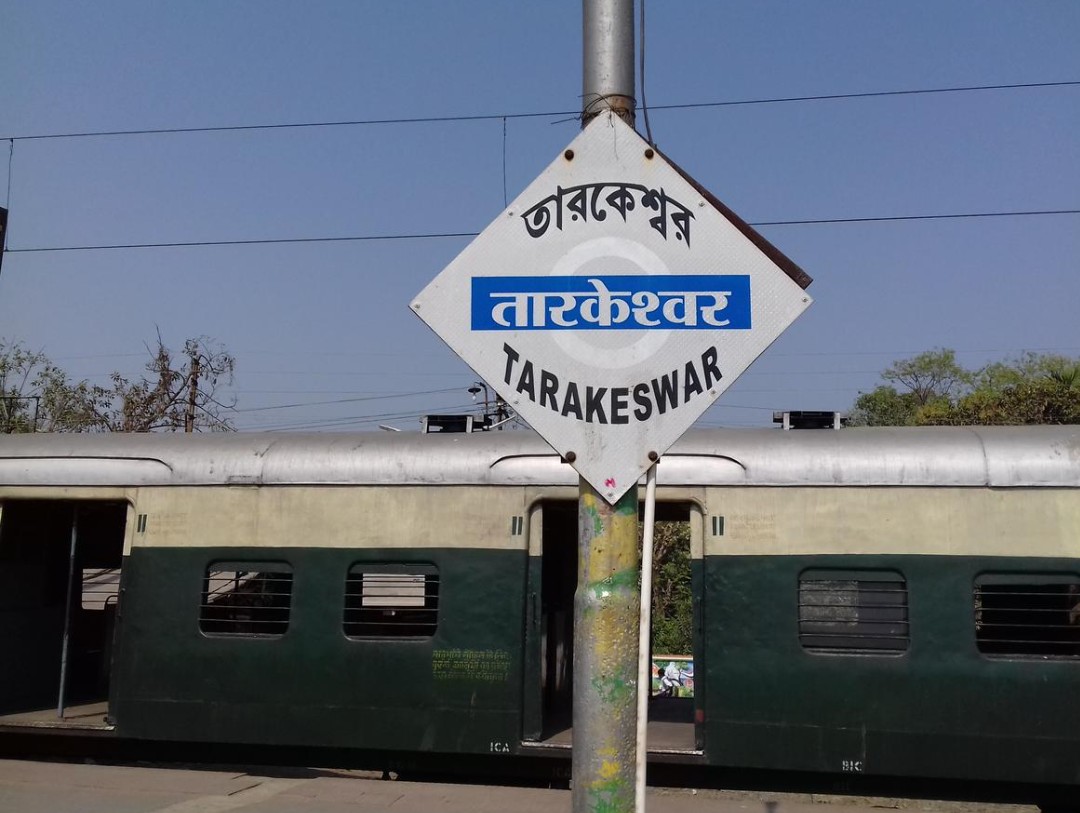 লাগাতার ট্রেন লেট , স্টেশন ম্যানেজারের ঘরে বিক্ষোভ যাত্রীদের