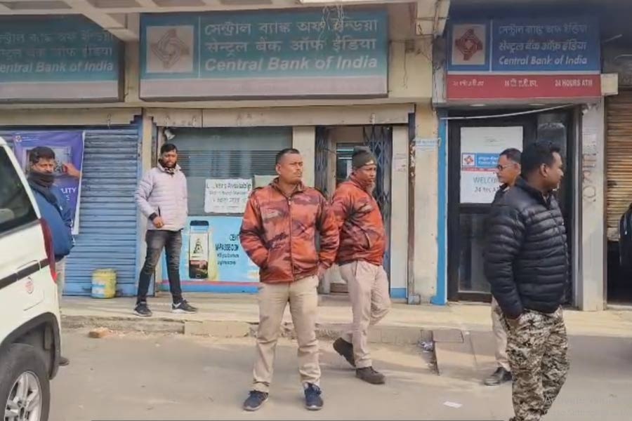 ব্যস্ত দুপুরে শিলিগুড়ির রাষ্ট্রায়ত্ত ব্যাঙ্কে শুটআউট, গুলিবিদ্ধ শিশু-সহ ৫ জন