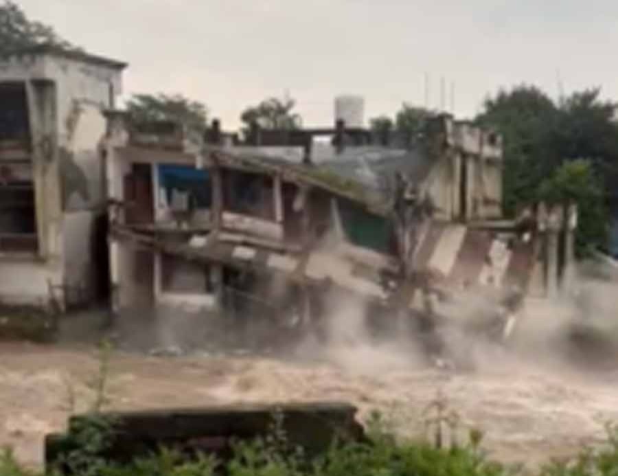 প্রবল বর্ষণ পাঞ্জাবে, ভেঙে পড়ল বহুতল, সেনার তৎপরতায় প্রাণে বাঁচল ২৫ জন