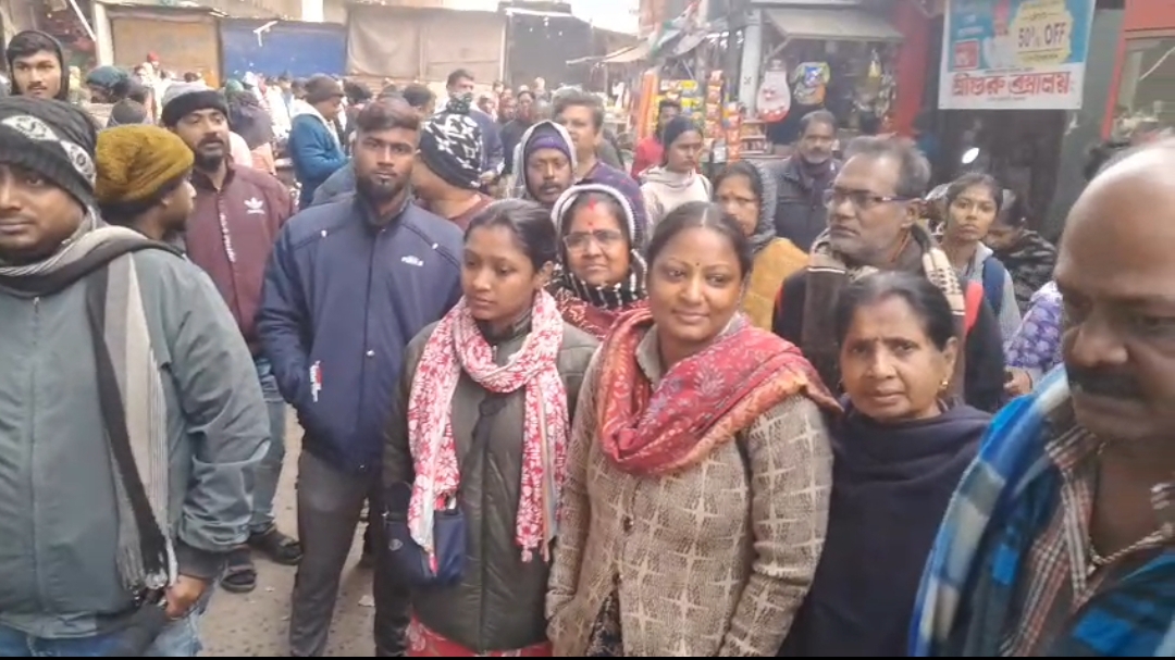 হকার সমস্যায় অচল বারাসাত উড়ালপুলের তলা, বাধার মুখে পুরসভার উদ্যোগ