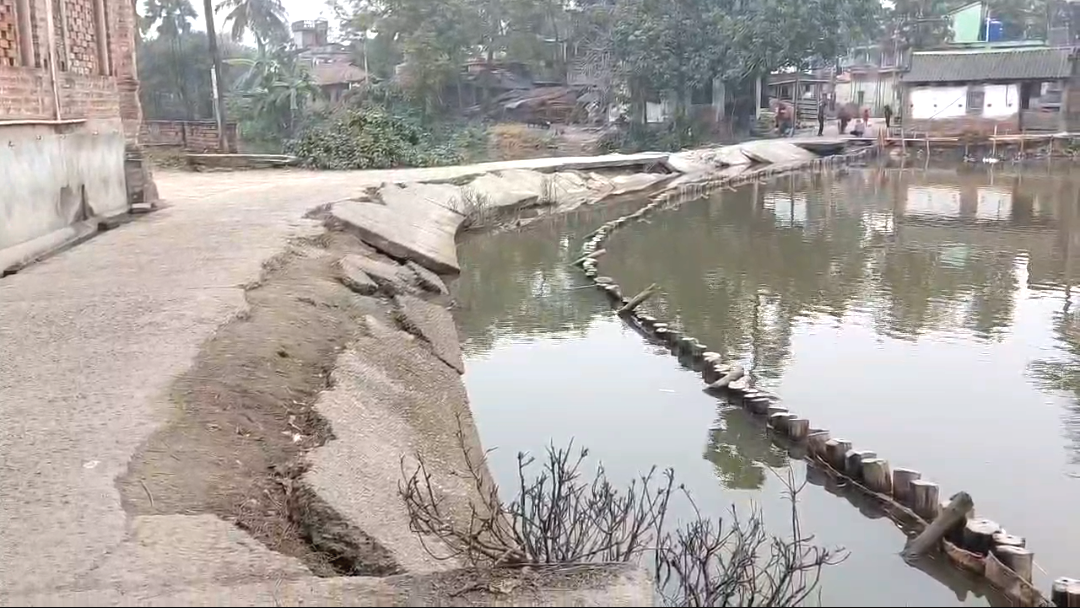 এক বছরের মধ্যেই ভেঙে চৌচির উন্নয়নের ঢালাই রাস্তা , ক্ষোভে ফুঁসছে হাটসিউড়ি