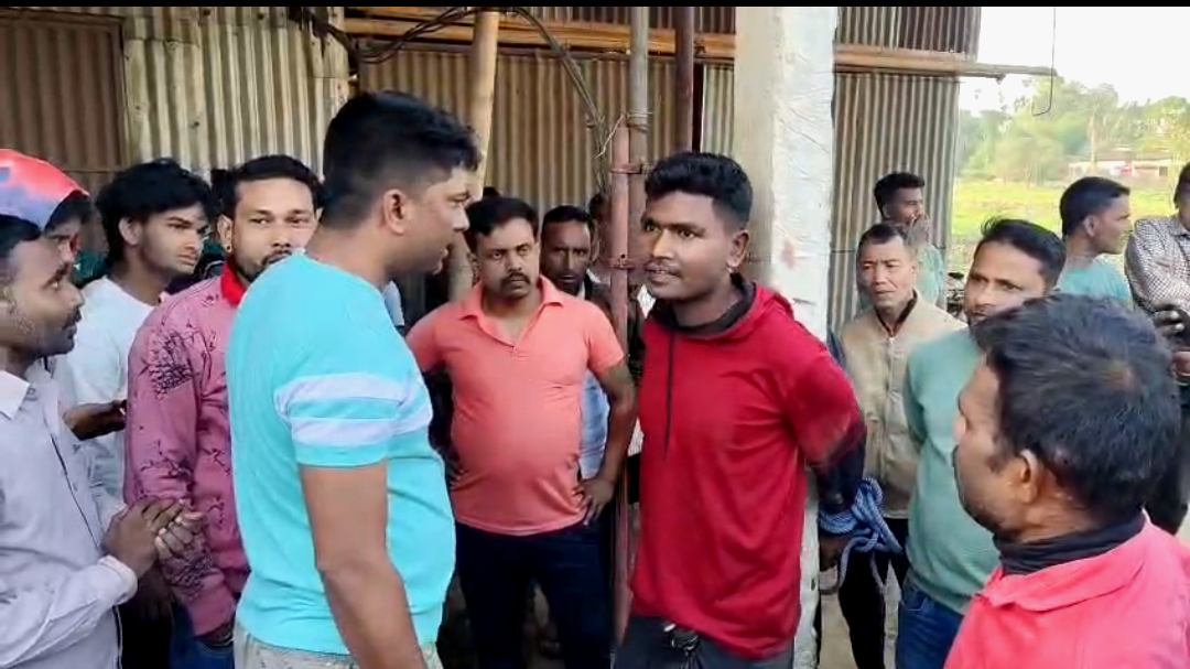 পিকনিকে মটন খাওয়ার লোভে ছাগল চুরি , চোরকে উচিৎ শিক্ষা দিল গ্রামবাসীর