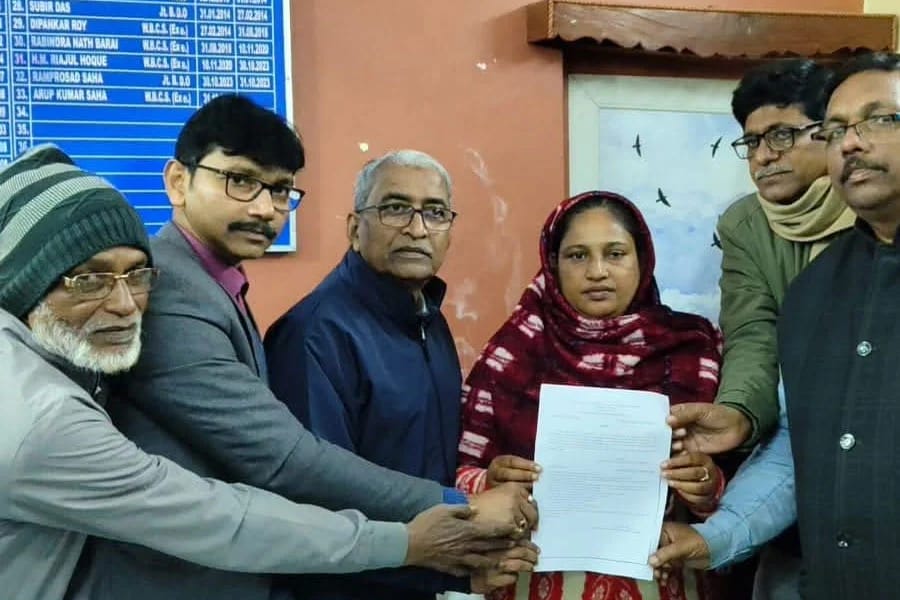 বিজেপি শাসিত রাজ্যে মৃত্যু বাংলার পরিযায়ী শ্রমিকের , জুয়েল রানার মাকে চাকরি দিল মুখ্যমন্ত্রী