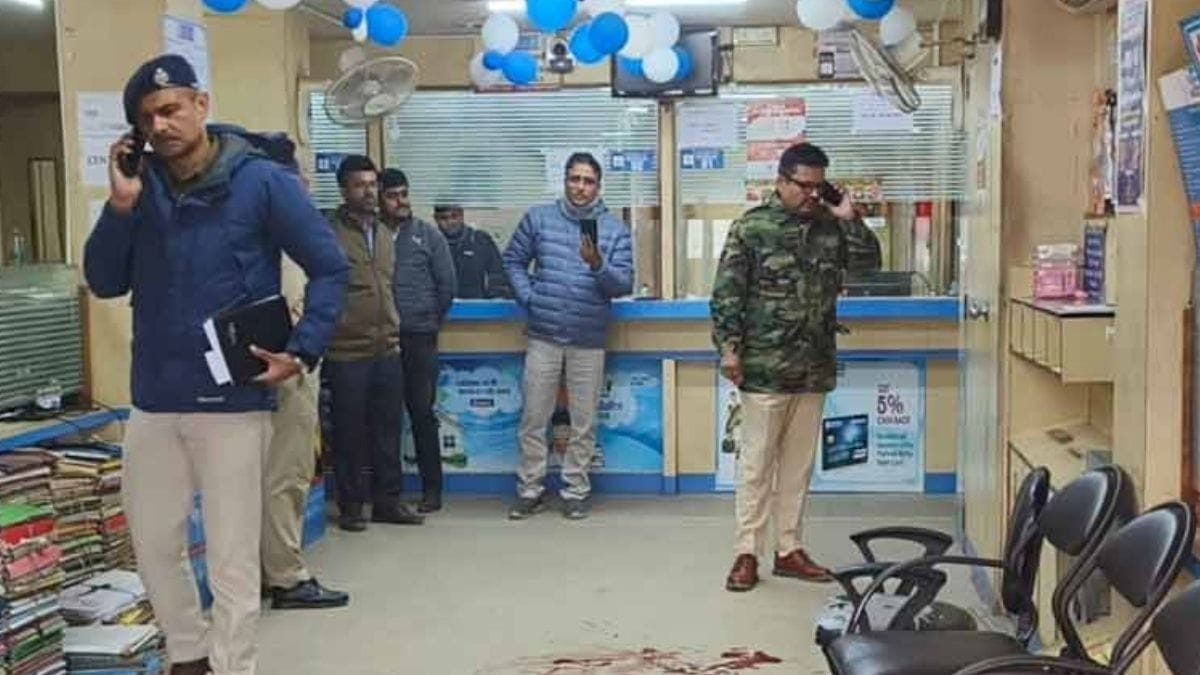 ব্যাঙ্কের ভিতরে চলল গুলি , আহত ১ কিশোরী সহ ৪ গ্রাহক