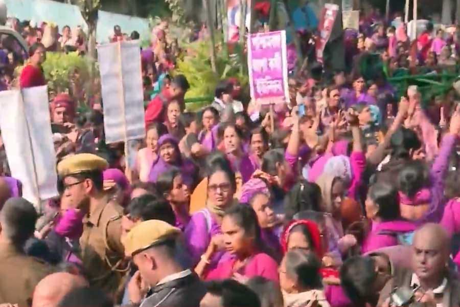 বেতন বৃদ্ধির দাবিতে আশাকর্মীদের স্বাস্থ্যভবন অভিযান, উত্তপ্ত রাজপথ