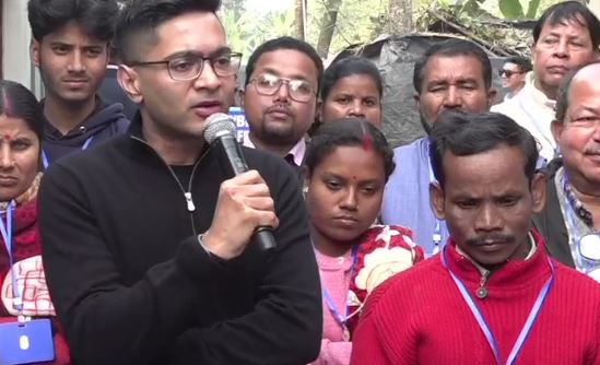 বাংলায় কথা বলার অপরাধে বন্দি , মহারাষ্ট্রের জেল থেকে ফেরা পরিযায়ী শ্রমিকের বাড়িতে অভিষেক