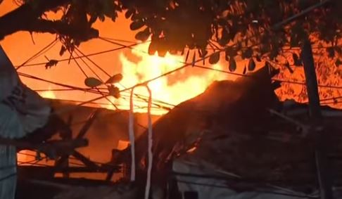 শীতের সন্ধ্যায় নোনাডাঙার বস্তিতে বিধ্বংসী আগুন, ঘরছাড়া বহু মানুষ