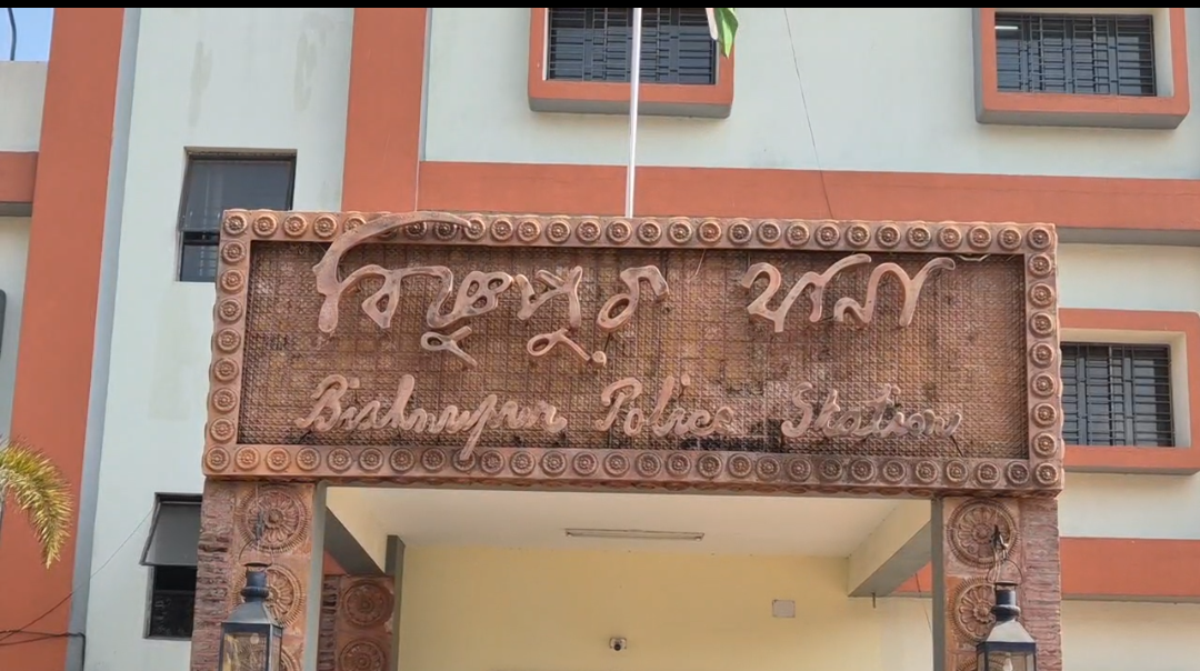 খবর সংগ্রহের সময় সাংবাদিকদের ধমকে মস্তানি , পুলিশের ভয়ে এবার ছেড়ে দে মা কেঁদে বাঁচি অবস্থা