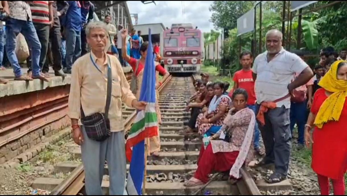 বাঙালি হকারদের মারধর করে তোলাবাজির অভিযোগ রেল পুলিশের বিরুদ্ধে , বিক্ষোভে উত্তাল মানকুণ্ডু স্টেশন