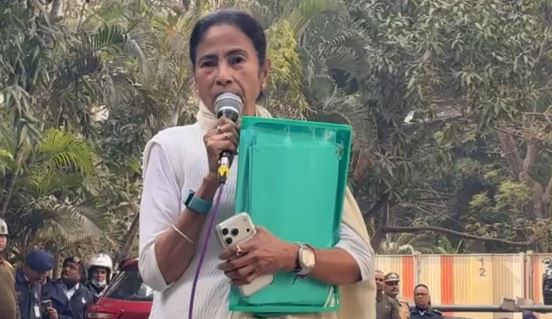 ন্যাস্টি হোম মিনিস্টার আমার দলের গোপন নথি-প্রার্থী তালিকা চুরি করছে , সরাসরি অমিত শাহকে তোপ মমতার