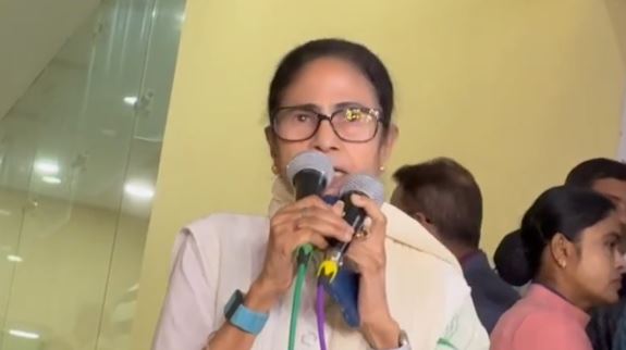 ভোট জেতার কৌশল ছিনিয়ে নেওয়া হয়েছে , আইপ্যাকের বাইরে বেরিয়ে বিস্ফোরক অভিযোগ মমতার
