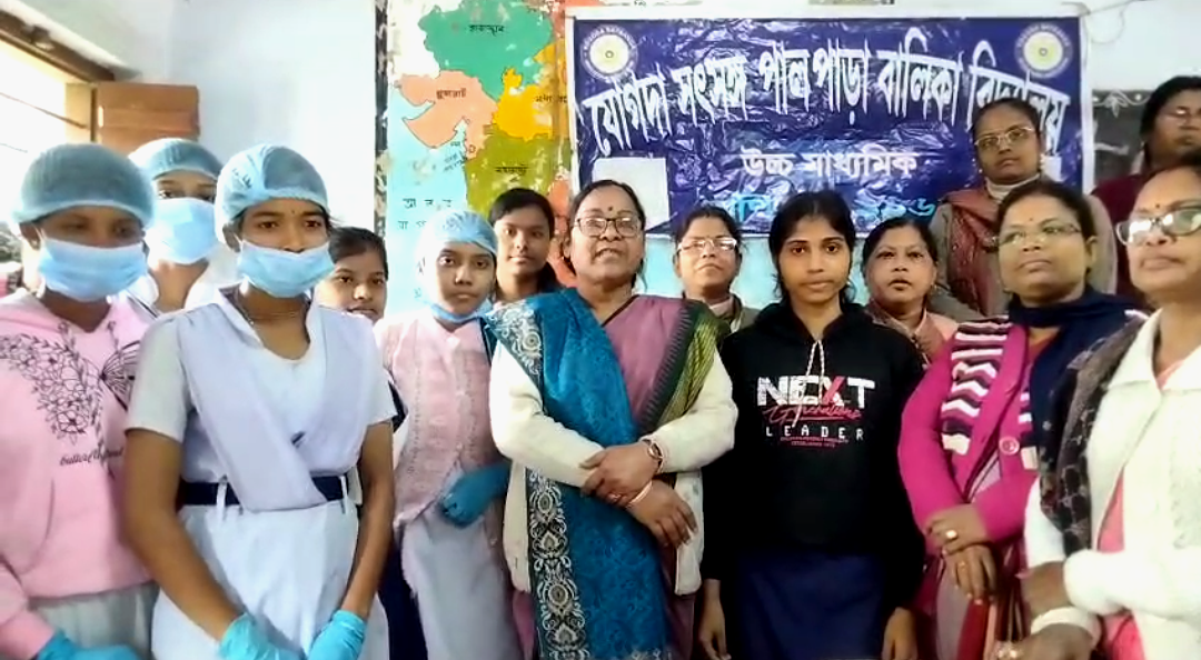 খাবারের গন্ধে মুখর প্রাঙ্গণ , স্টুডেন্ট উইকে ব্যস্ত ছাত্রছাত্রীরা