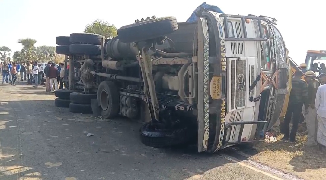 ফের ট্রাক উল্টে মর্মান্তিক মৃত্যু , প্রাণ গেল নিরীহ পথচারীর