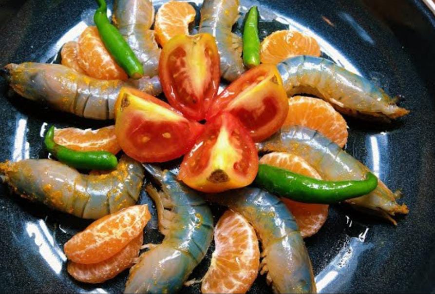 ছুটির দুপুরে বানিয়ে ফেলুন কমলা চিংড়ি
