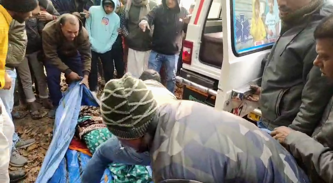 অর্ধনগ্ন মহিলার দেহের পাশে আতঙ্কে গুটিসুটি তিন বছরের শিশু, চাঞ্চল্য সামশেরগঞ্জে