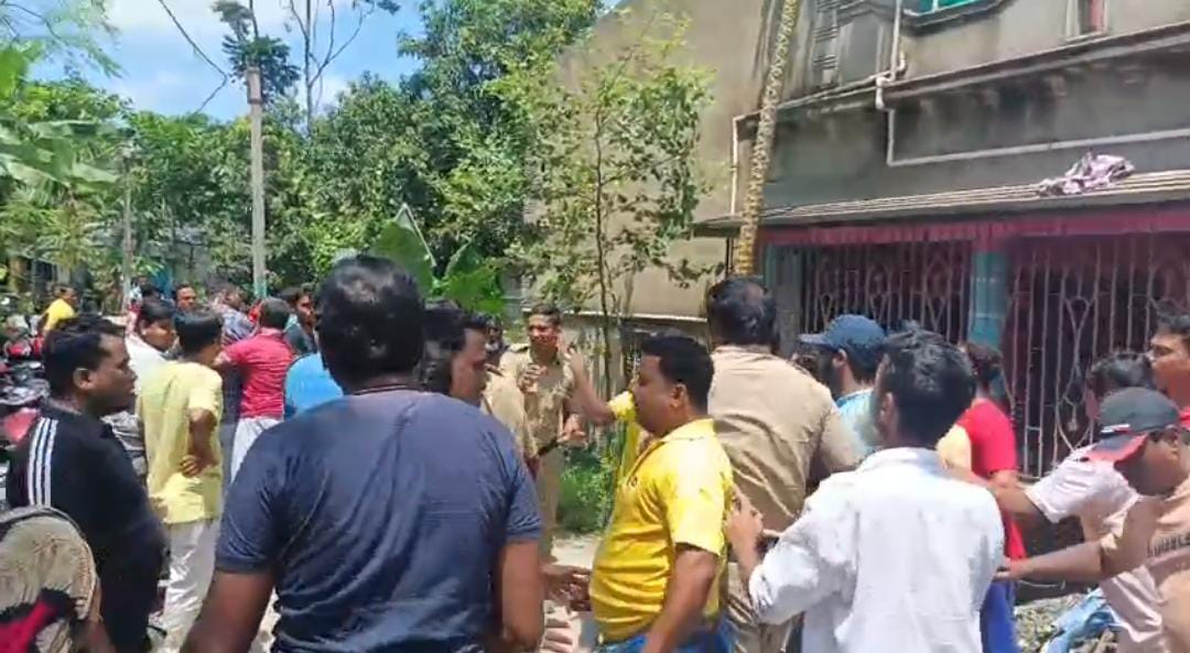 শাসক দলের নেতাকে ফেলে পেটালো বাম নেত্রীর স্বামী , বিশৃঙ্খলা আমাদের পাড়া আমাদের সমাধান ক্যাম্পে