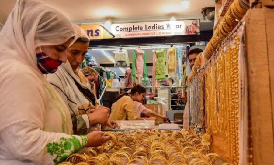 বোরখা পরে গেলে সোনা বিক্রি করা যাবে না মুসলিম মহিলাদের কাছে , জারি বিতর্কিত ফতোয়া