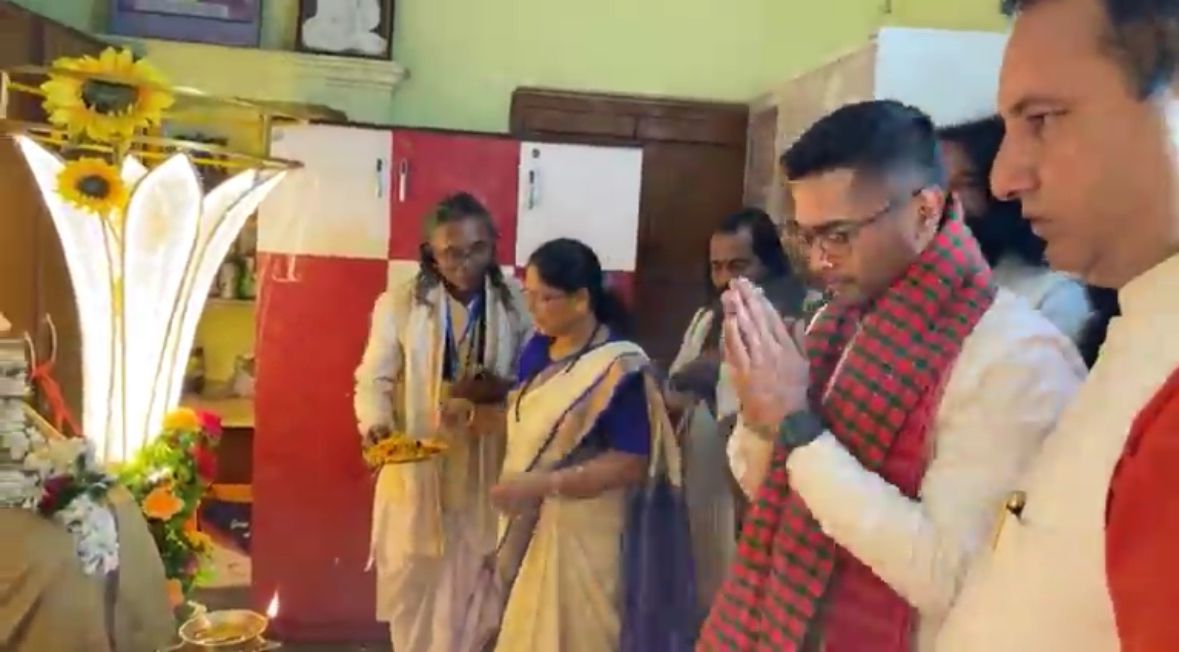 সড়কপথে ঠাকুরনগরে, ঠাকুরবাড়ির মন্দিরে পুজো অভিষেকের