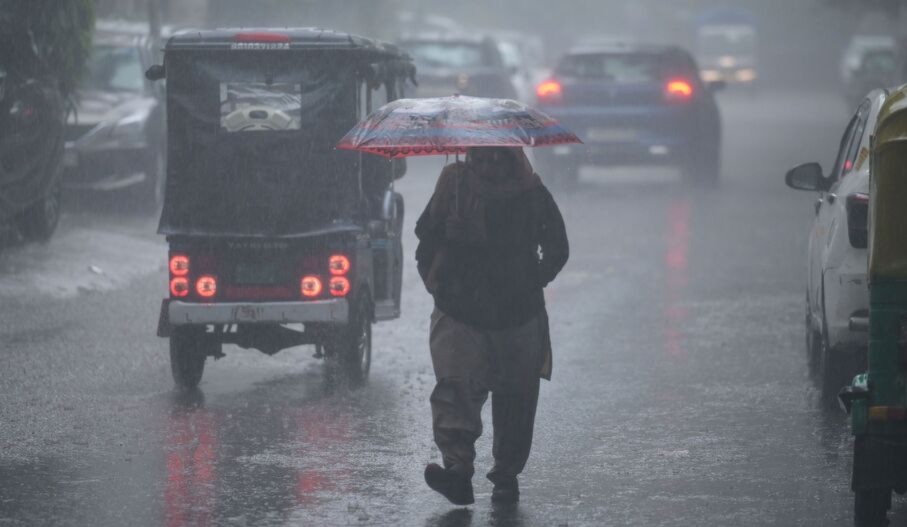 উত্তুরে হাওয়া-শীতের ছক্কা দোসর বৃষ্টি, জারি হলুদ সতর্কতা
