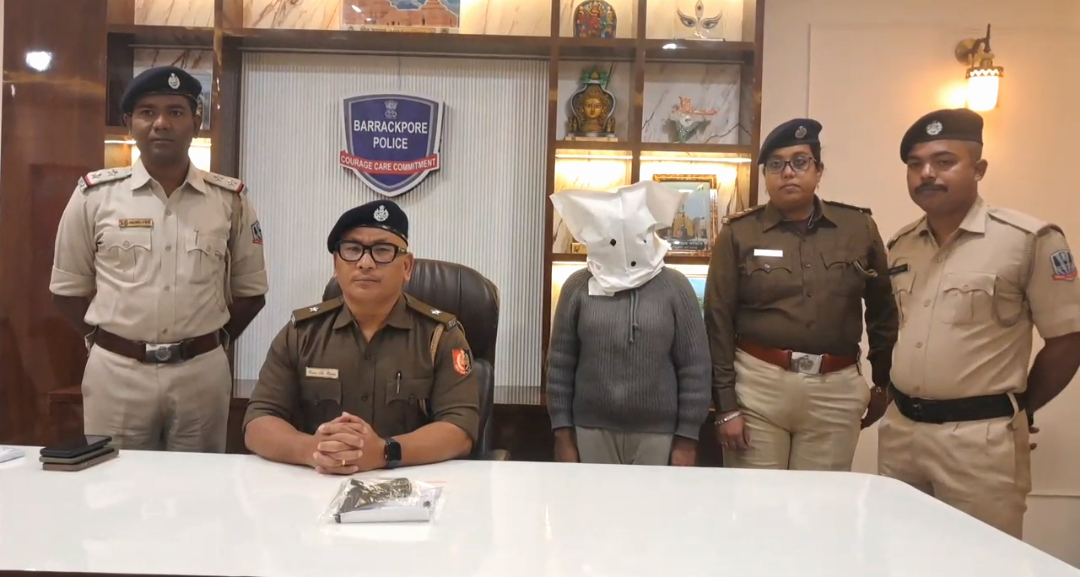 লাইকের নেশায় সোশ্যাল মিডিয়ায় বন্দুকবাজি , বাস্তবে পুলিশের জালে মহিলা