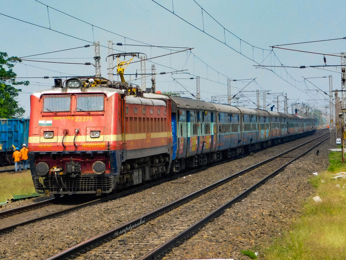 চলন্ত ট্রেন উদ্ধার থেকে যাত্রীর নিথর মৃতদেহ , প্রশ্নের মুখে রেলের নিরাপত্তা