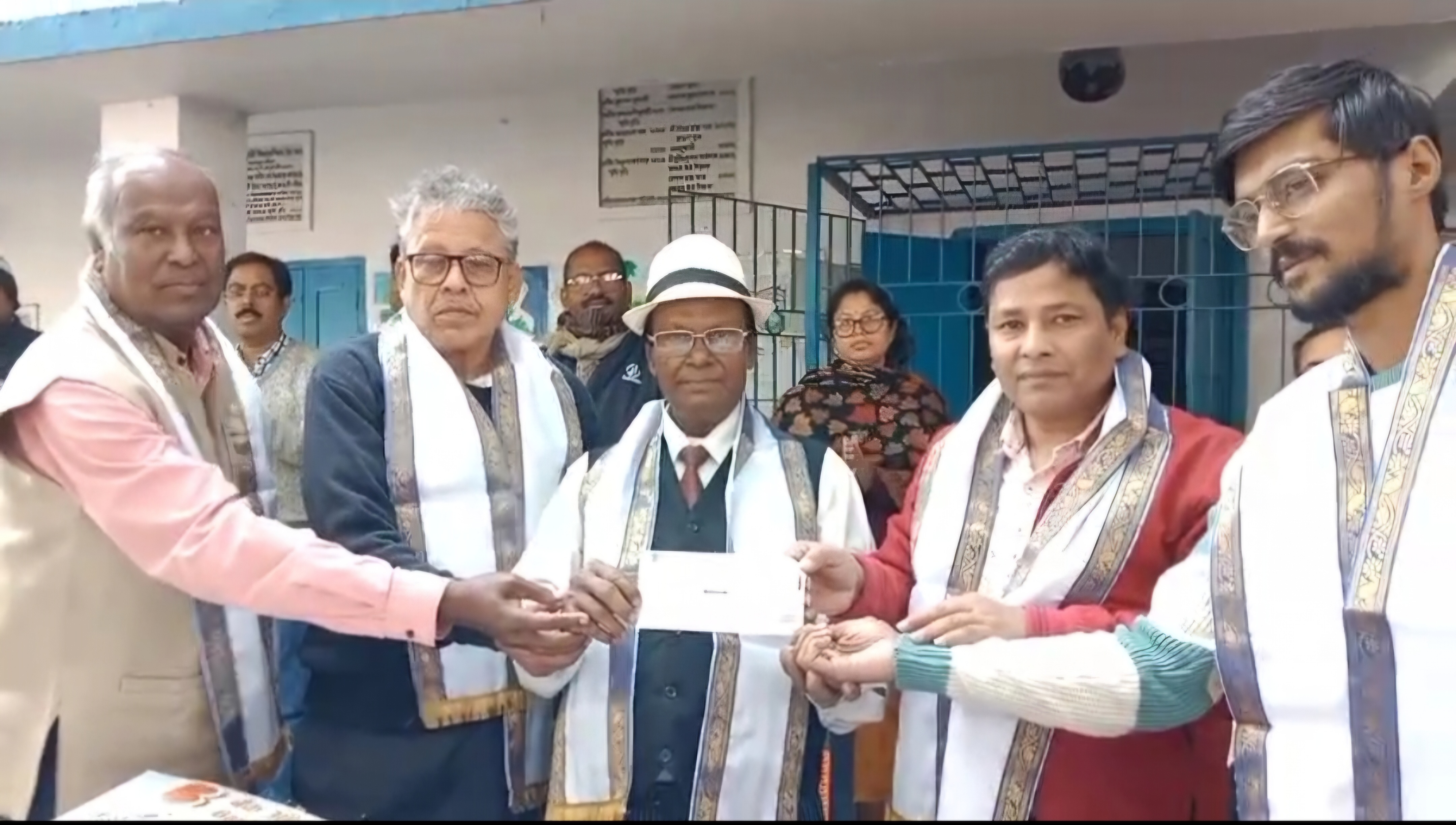 ছেড়ে গিয়েও যায় না ভোলা , স্মৃতি স্মরণীয় করতে ছোটবেলার স্কুলকে ৫ লক্ষ টাকার অনুদান প্রাক্তনীর