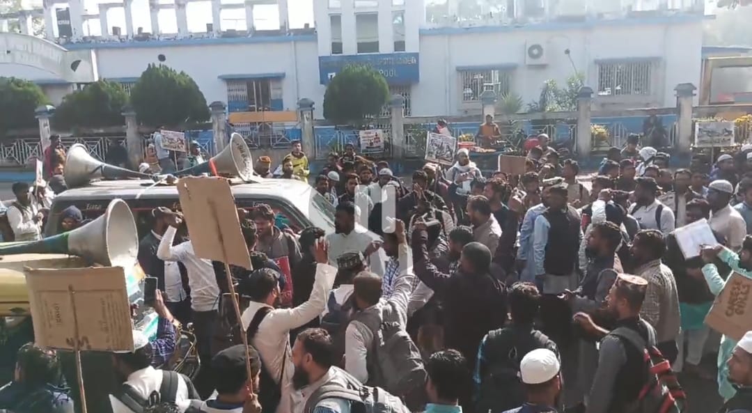 আরবি–থিওলজি নিয়োগে অনিশ্চয়তা , বিকাশ ভবন ঘেরাও ৭ম SLST চাকরিপ্রার্থীদের