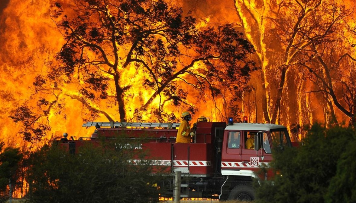 ভয়াবহ দাবানলের কবলে অস্ট্রেলিয়ার ভিক্টোরিয়া, ভস্মীভূত শতাধিক বাড়ি