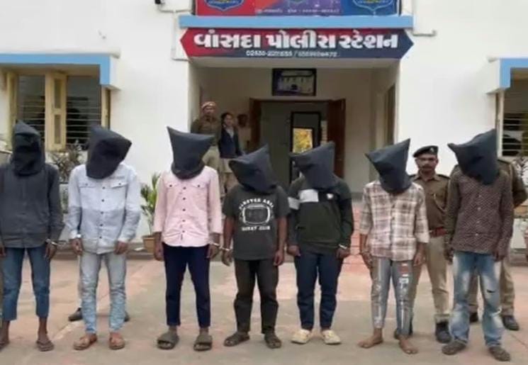 রাস্তা থেকে তুলে নিয়ে কিশোরীকে গণধর্ষণ , গ্রেফতার ৮