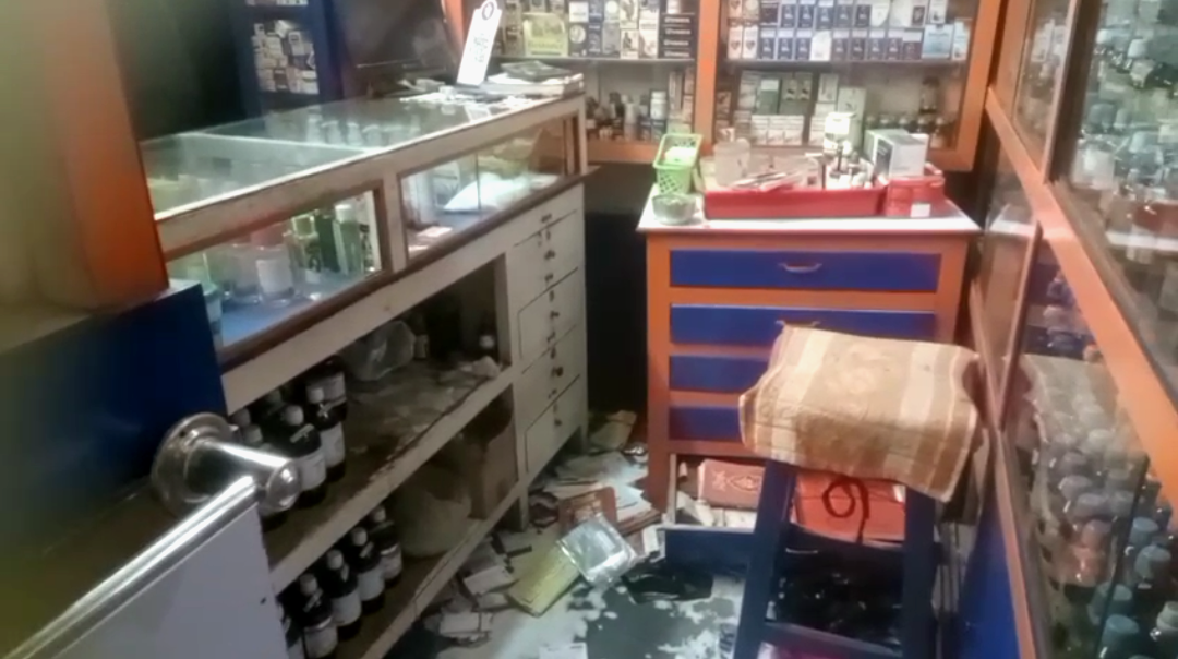 ফিল্মি কায়দায় শাটার ভেঙে দোকানে ঢুকে মদ্যপান , যাওয়ার পথে ৫০ লক্ষ টাকার সামগ্রী লুঠ চোরদের