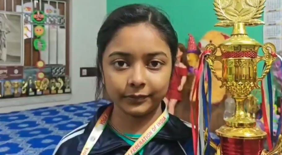 জাতীয় স্তরের যোগা প্রতিযোগিতায় নজরকাড়া সাফল্য , বাংলার নাম উজ্জ্বল করলেন পারমিতা