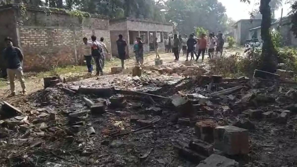 চম্পাহাটি বিষ্ফোরণ কাণ্ডে চাঞ্চল্যকর তথ্য , বস্তায় করে মৃতদেহ পাচারের অভিযোগ স্থানীয়দের