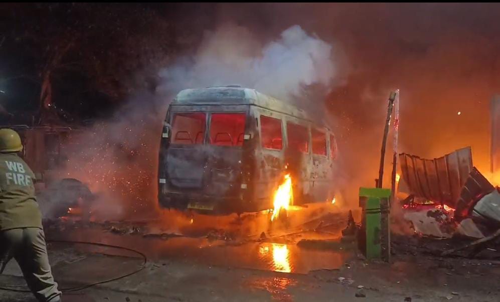 শ্যামনগরে সিট কভারের দোকানে ভয়াবহ অগ্নিকাণ্ড , পুড়ে ছাই দোকানসহ একটি বাস