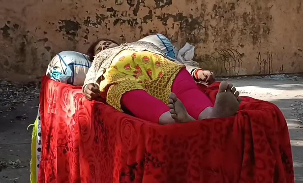 ঘাড়ে ঋণের খাঁড়া , পাওনাদারদের ভয়ে আত্মঘাতী গৃহবধূ