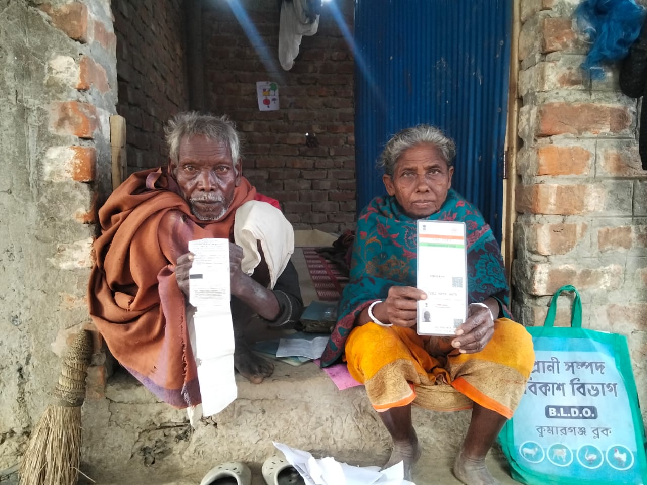 দীনহীন বৃদ্ধের ওপর বিদ্যুৎ দফতরের নজিরবিহীন অমানুষিকতা , লজ্জা পাবে খোদ পাকিস্তানি জঙ্গীরাও