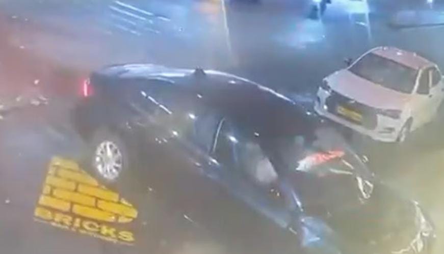 বেঙ্গালুরুতে ভয়াবহ পথ দুর্ঘটনা , রেস্তোরাঁয় ধাক্কা বিলাসবহুল চার চাকার