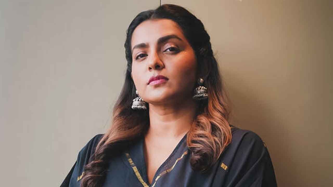 শৈশবেই মাঝ রাস্তায় বুকে হাত , ভয়াবহ অভিজ্ঞতার কথা প্রকাশ্যে আনলেন পার্বতী থিরুভোথু