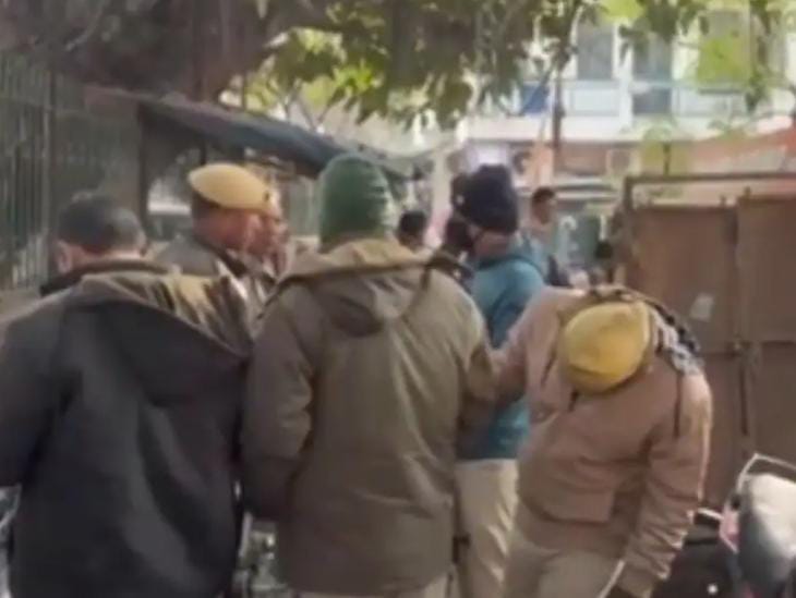 স্বামীর খুনের প্রধান সাক্ষী , দুষ্কৃতীদের গুলিতে ঝাঁঝরা স্ত্রী