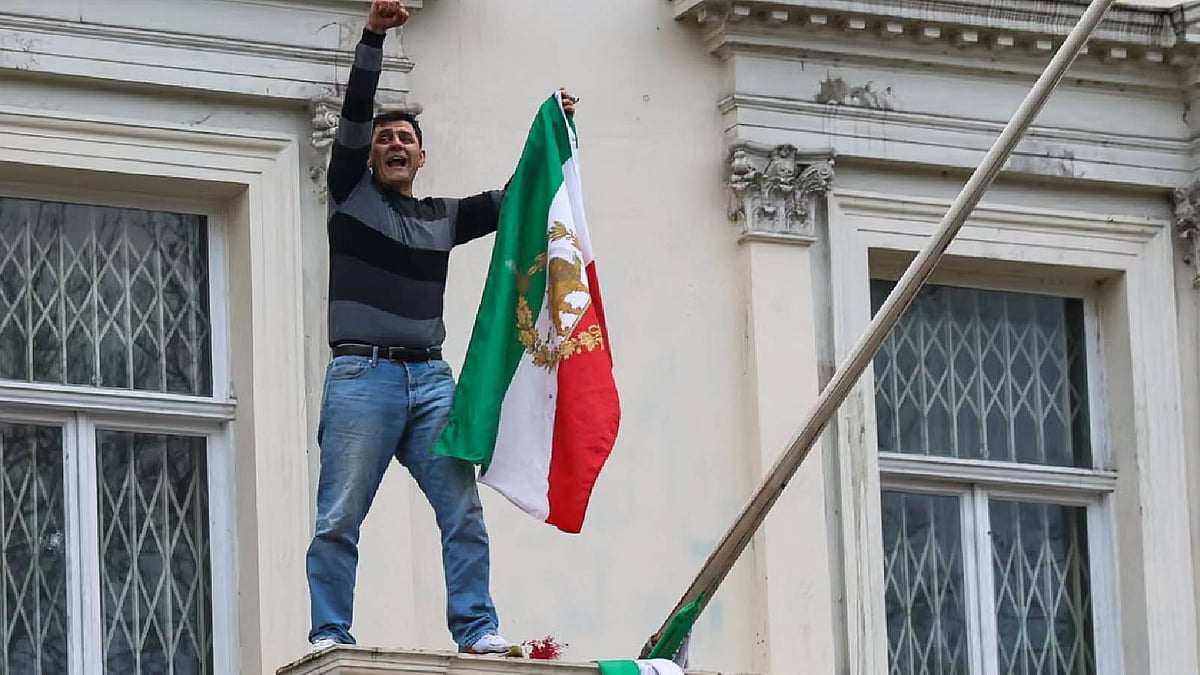 লন্ডনের ইরানি দূতাবাসে হামলা, অবমাননা জাতীয় পতাকার