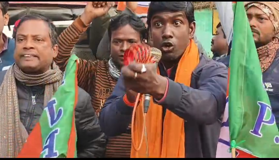 শুভেন্দুর কনভয়ে হামলা , পুলিশের বিরুদ্ধে চুড়ি দেখিয়ে প্রতীকী বিক্ষোভ বিজেপির