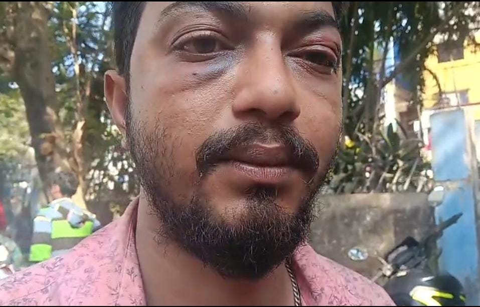 রাস্তা আটকে বিরোধী দলের কর্মীকে মারধরের অভিযোগ তৃণমূলের বিরুদ্ধে , তীব্র চাঞ্চল্য বারাসাতে