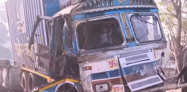 রেড রোডে ভয়াবহ দুর্ঘটনা , নিয়ন্ত্রণ হারিয়ে পাঁচিলে ধাক্কা মালবোঝাই লরির