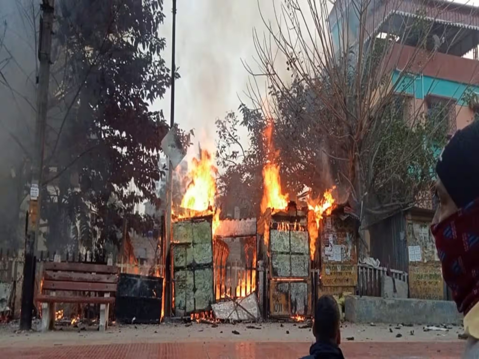 সপ্তাহের প্রথম দিনেই আগুন আতঙ্ক , ভয়াবহ অগ্নিকাণ্ড বাঘাযতীন স্টেশনে