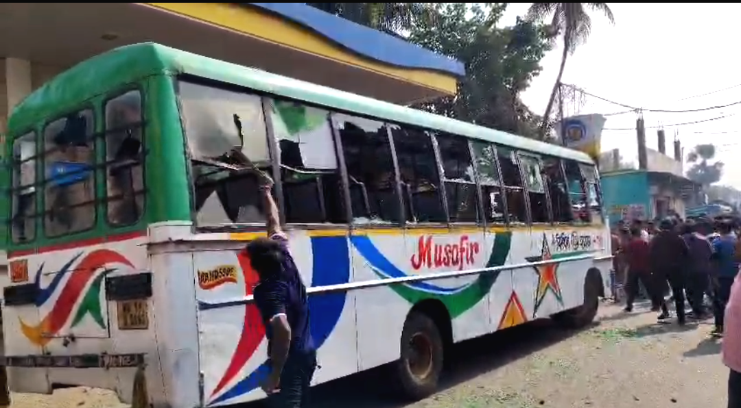 বাসের ধাক্কায় পথচারীর মৃত্যু , স্থানীয়দের বিক্ষোভে উত্তাল ঝিকিরায়