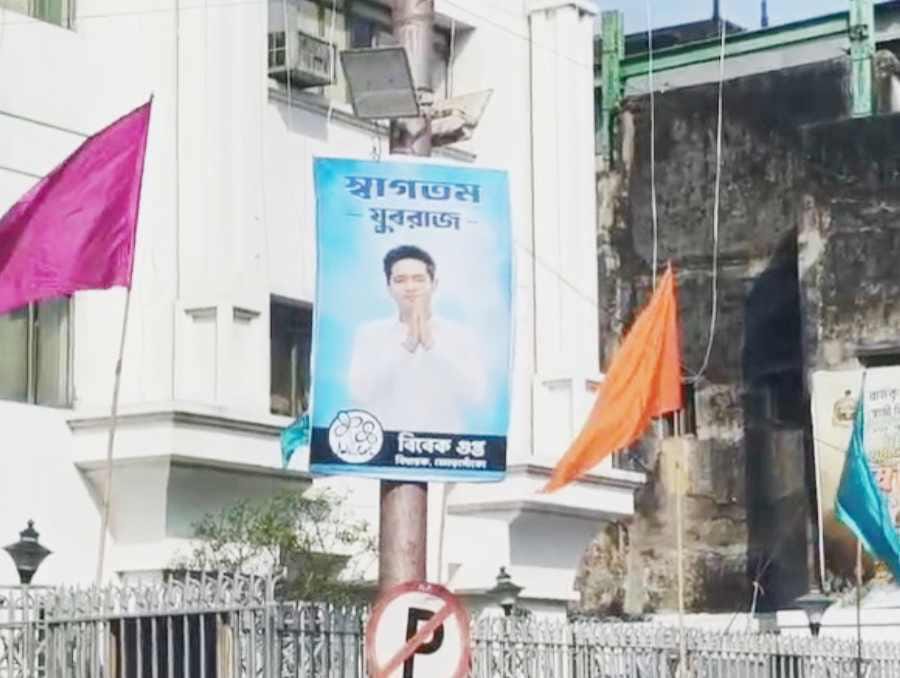 সিমলা স্ট্রিটে হোর্ডিং রাজনীতি , ‘যুবরাজ’ বিতর্কে মুখোমুখি তৃণমূল–বিজেপি